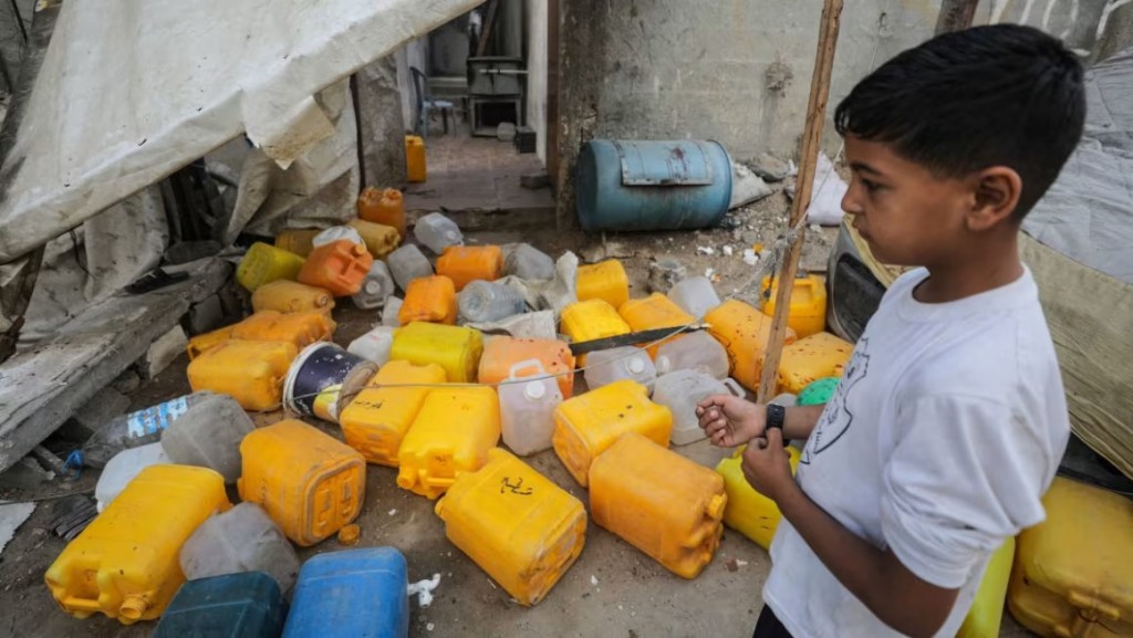 Mientras esperaban por agua diez personas, entre ellos seis niños, murieron en un ataque aéreo israelí