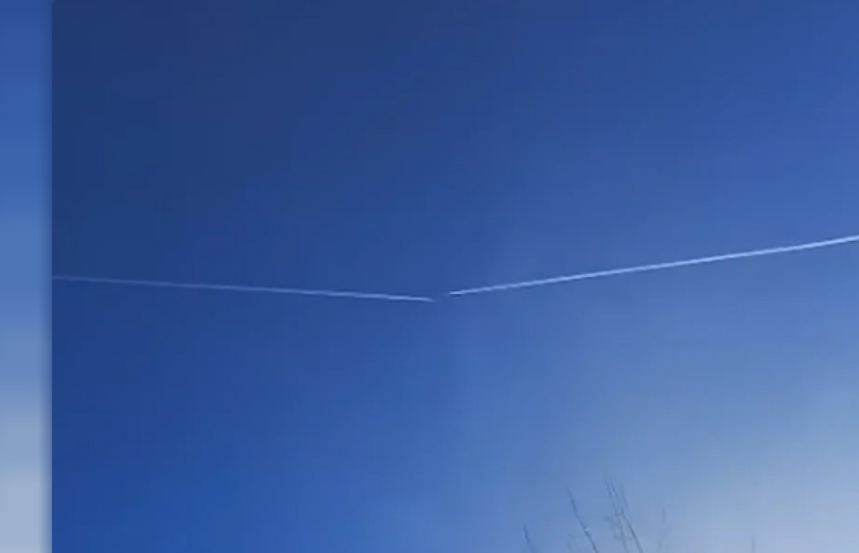 Chubut: impactante cruce de dos aviones en el cielo 