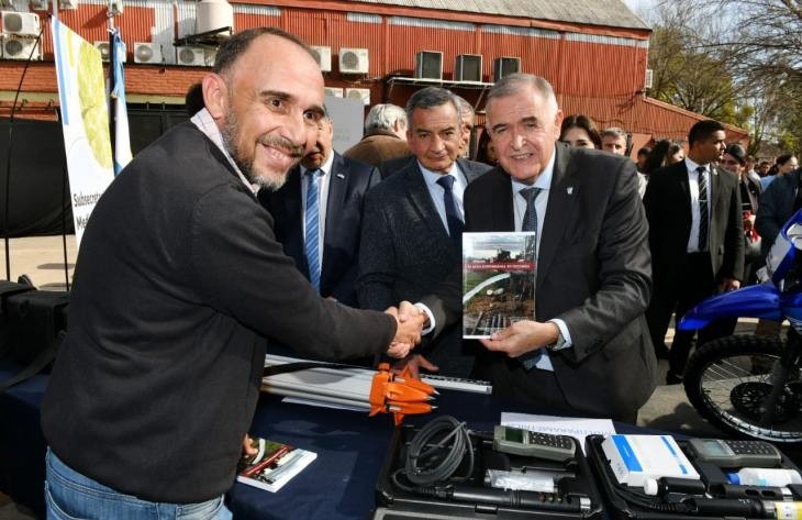 Jaldo entregó equipamiento a Recursos Hídricos para reforzar el monitoreo de ríos y diques