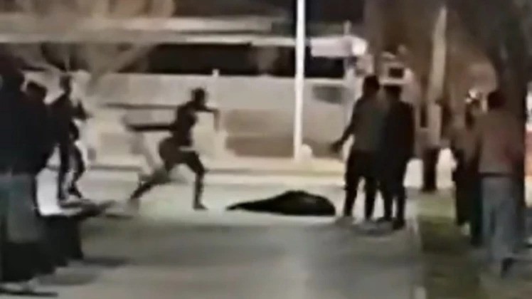 Un policía despiadado le pegó una patada a un joven que estaba en el piso