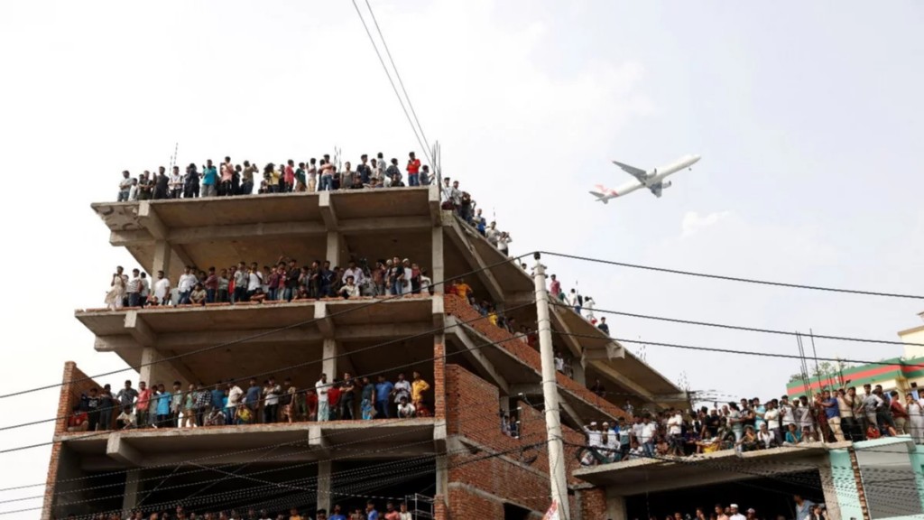 Bangladesh: un avión de la fuerza aérea impactó contra una escuela al menos 16 muertos