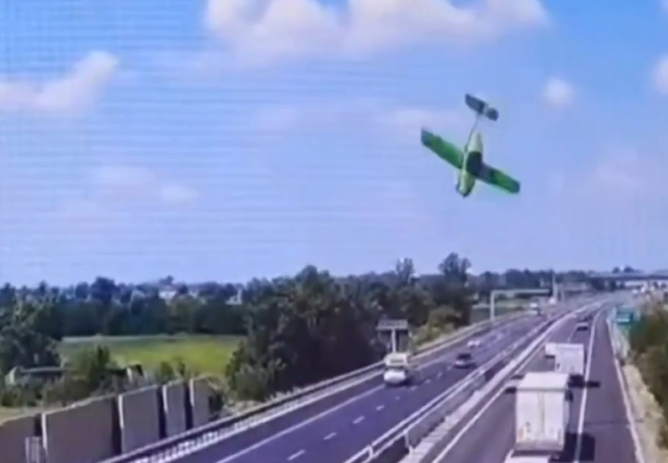 Una avioneta se estrelló y explotó en plena autopista en Italia y dos personas murieron