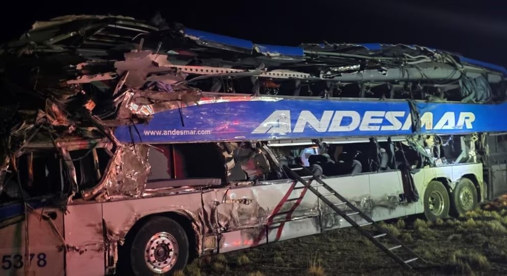 Santa Cruz:  tràgico accidente cuatro personas murieron al chocar un camión con un colectivo de Andesmar 