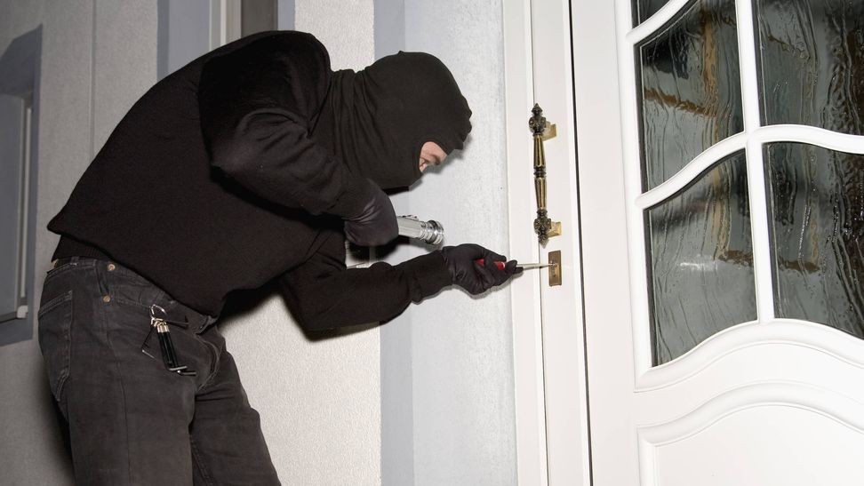 Fue condenado a tres años de prisión efectiva por robar $27.000 de una vivienda tras violentar la puerta de ingreso