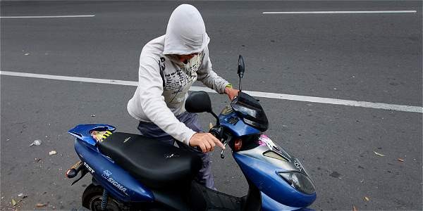 Asaltan a una joven y escapan en moto, pero un ciudadano frustró la huida arrojándoles una bicicleta