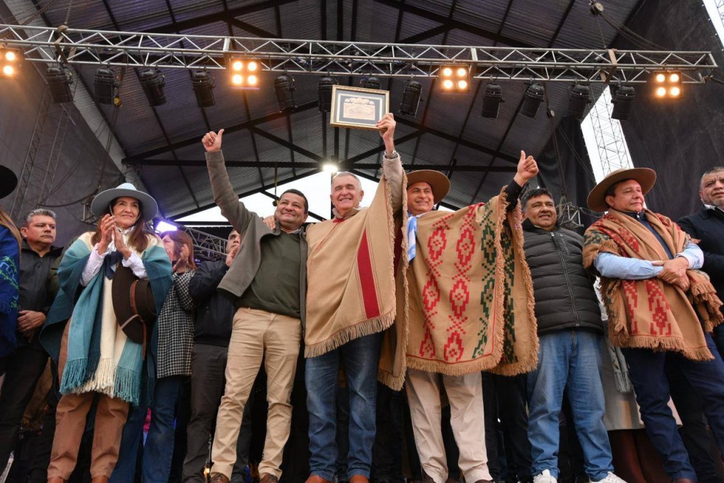 Jaldo recibió la "Feria de Oro" en el cierre de la Fiesta Nacional