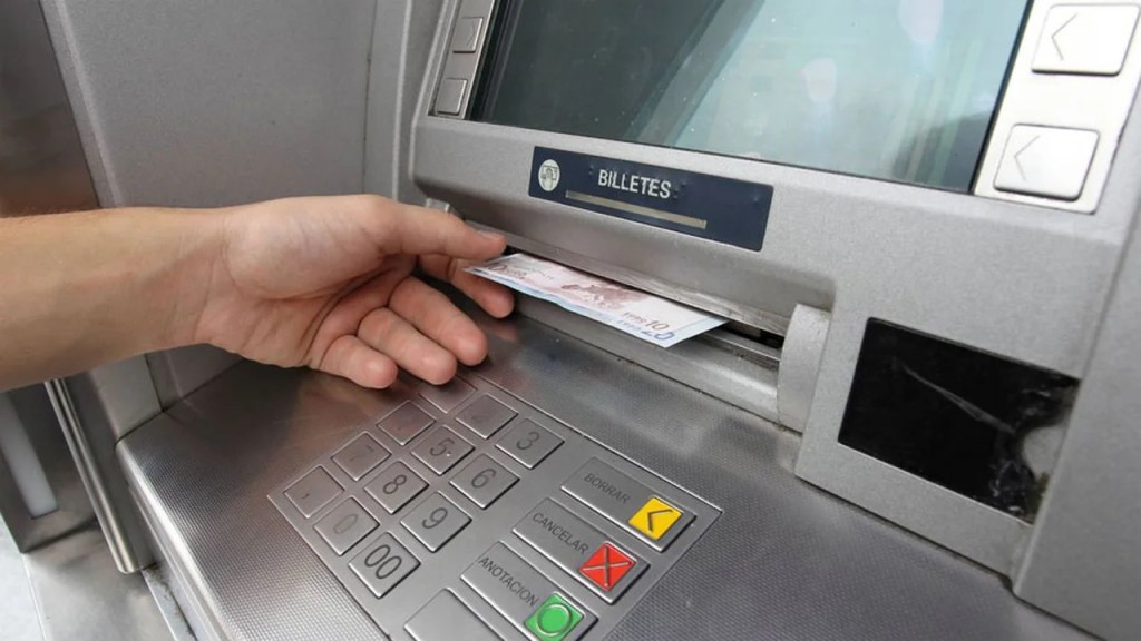 Comienza el pago de sueldos a trabajadores estatales