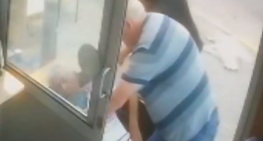 Su amigo sufrió un infarto, intentó ayudarlo pero colapsó y ambos fallecieron