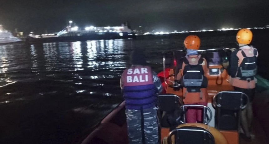 Un ferry naufragó con docenas de pasajeros en Indonesia:  hay cinco muertos y 29 personas desaparecidas