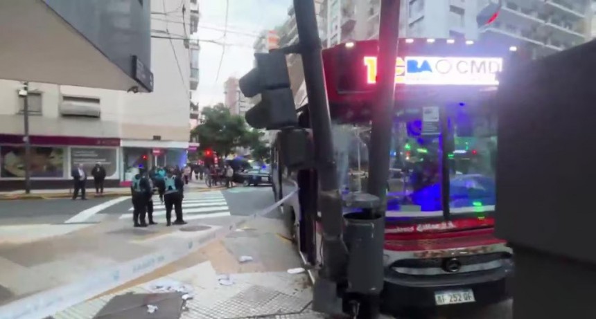 Se salvó de milagro: un colectivo chocó a una mujer e impactó contra un semáforo