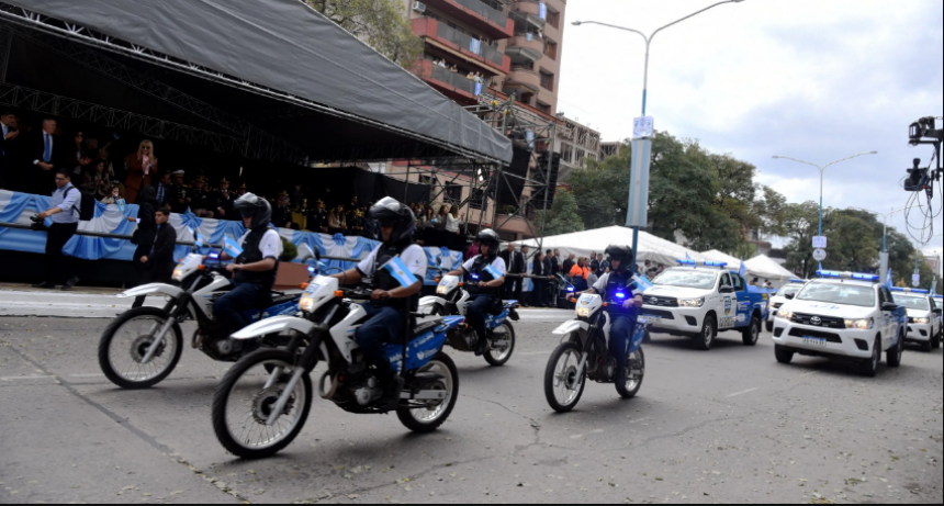 Ante una multitud, la Ciudad desfiló con sus reparticiones y una imponente carroza ambiental