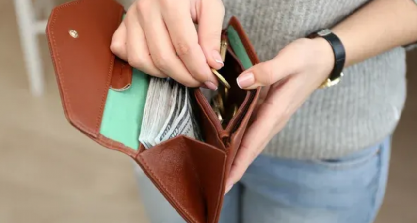 Qué hay que guardar en la billetera para atraer abundancia y buena suerte