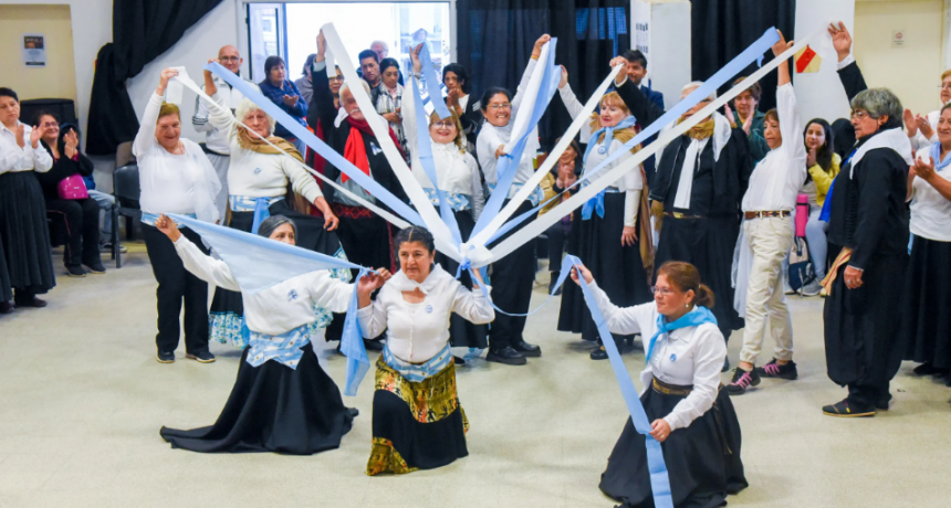 Un colorido festejo patrio llenó de música y tradición la Casa del Adulto Mayor