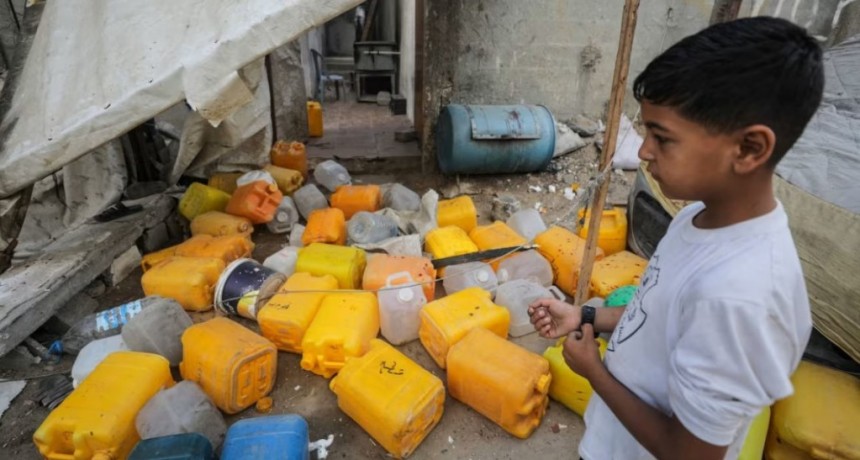 Mientras esperaban por agua diez personas, entre ellos seis niños, murieron en un ataque aéreo israelí