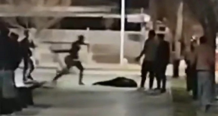 Un policía despiadado le pegó una patada a un joven que estaba en el piso
