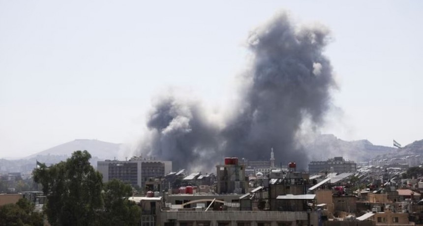 Así se vio el ataque israelí al cuartel sirio en Damasco