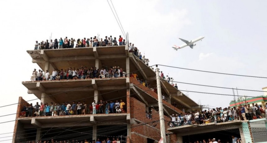 Bangladesh: un avión de la fuerza aérea impactó contra una escuela y dejó al menos 16 muertos