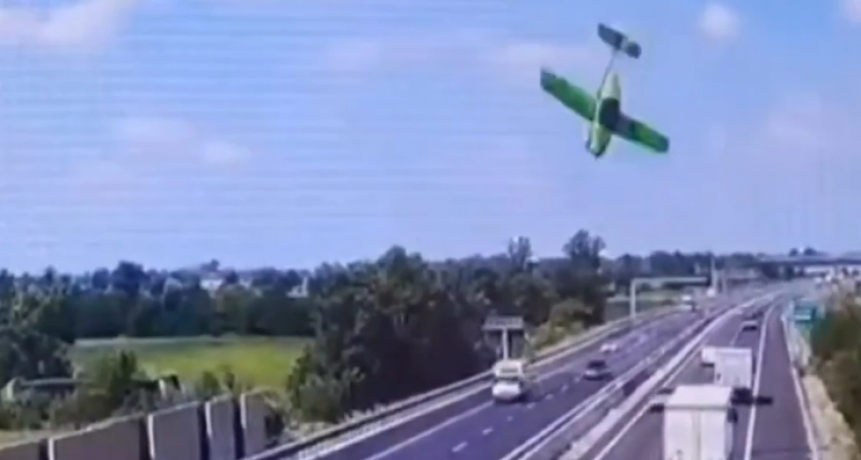 Una avioneta se estrelló y explotó en plena autopista en Italia y dos personas murieron
