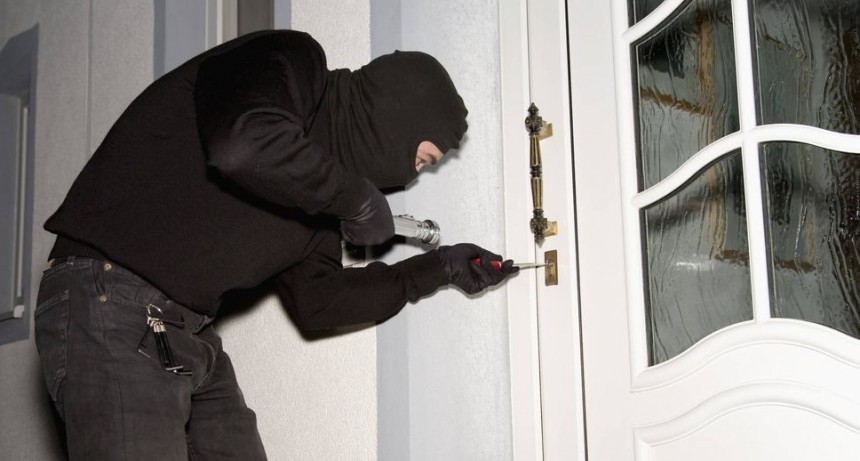 Fue condenado a tres años de prisión efectiva por robar $27.000 de una vivienda tras violentar la puerta de ingreso