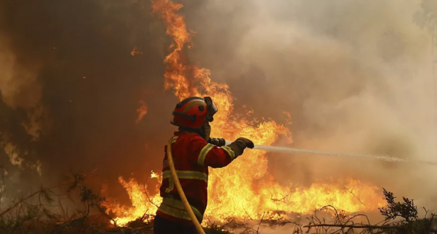 2.500 bomberos luchan contra los incendios en Portugal