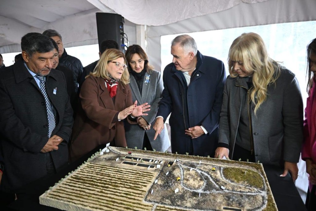 Jaldo y Chahla inauguraron una nueva celda para la gesti&oacute;n de residuos en Overo Pozo