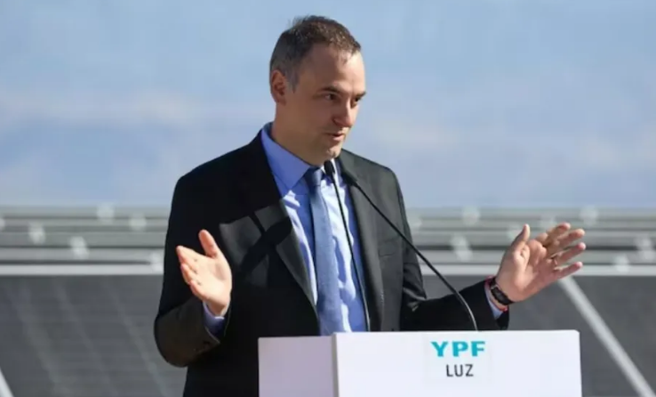 Manuel Adorni finalmente renunci&oacute; oficialmente a su puesto en el directorio de YPF