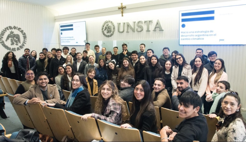 La Escuela de Liderazgo y Comunicaci&oacute;n Pol&iacute;tica aborda estrategias para enfrentar el cambio clim&aacute;tico