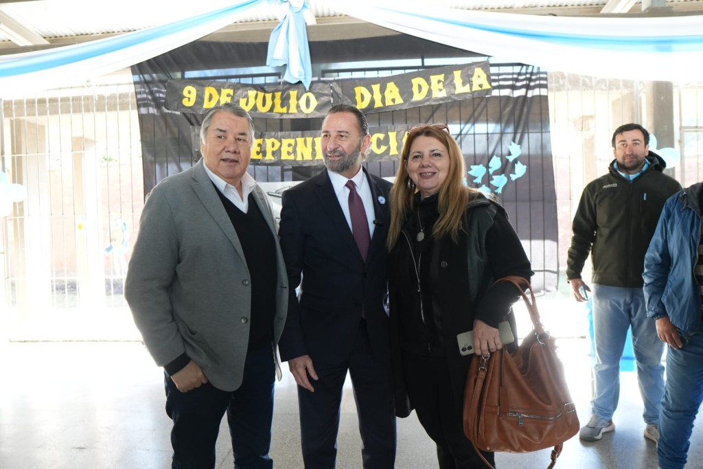 Fernando Juri particip&oacute; del acto por el D&iacute;a de la Independencia en la Escuela Emilio Castelar