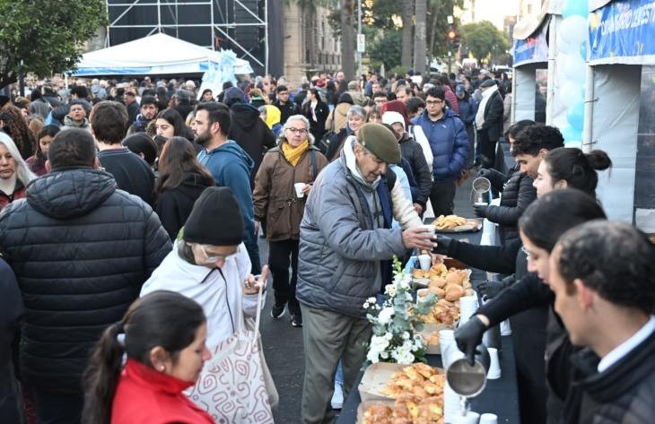Los festejos patrios comenzaron con el tradicional chocolate frente a la Casa de Gobierno