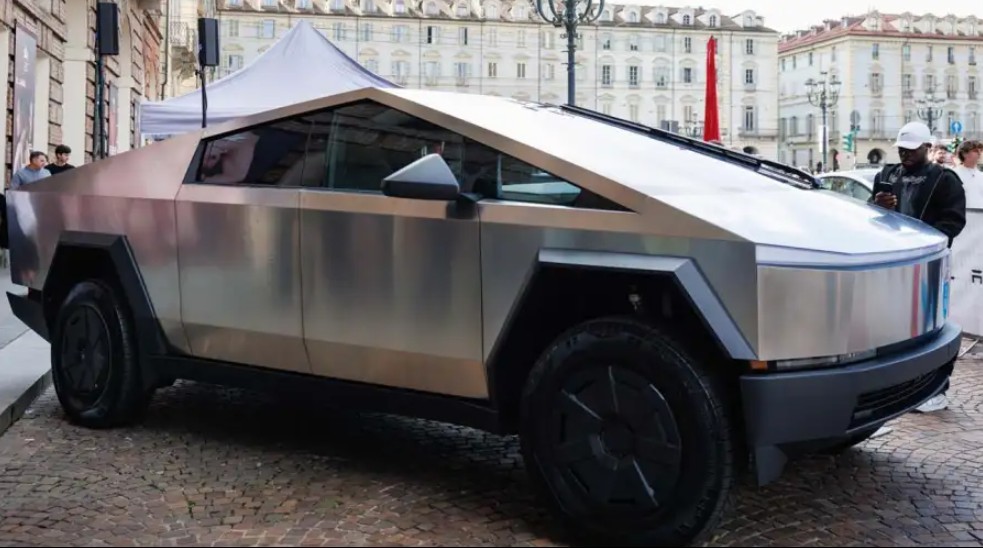 Milei le abre la puerta a Musk para que desembarque Tesla