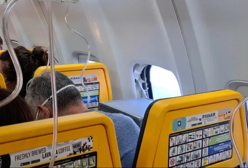 Se desprendi&oacute; la ventanilla de un avi&oacute;n en pleno vuelo y un pasajero fue succionado