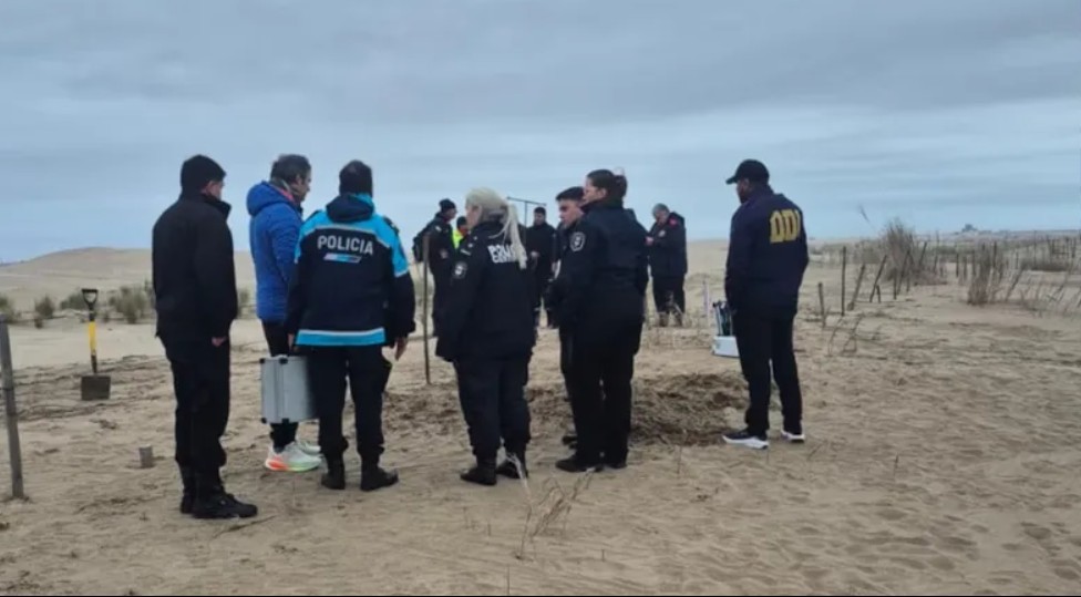 Las Toninas: hallaron a un jubilado enterrado en los m&eacute;danos y detuvieron a dos conocidos