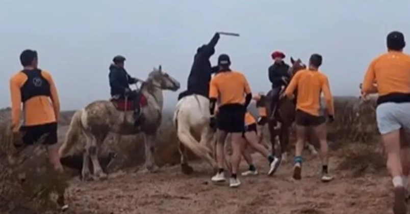 En plena competencia un grupo de jinetes atacaron a corredores con fusta y boleadoras