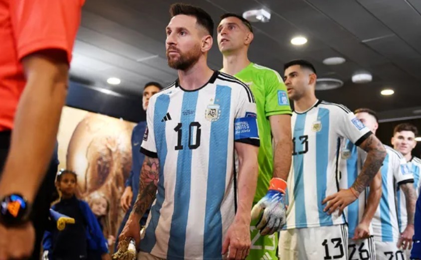 El &aacute;rbitro Ismail Elfath dirigir&aacute; el partido frente a Inglaterra: el antecedente con la Selecci&oacute;n Argentina en el Mundial de Qatar 2022