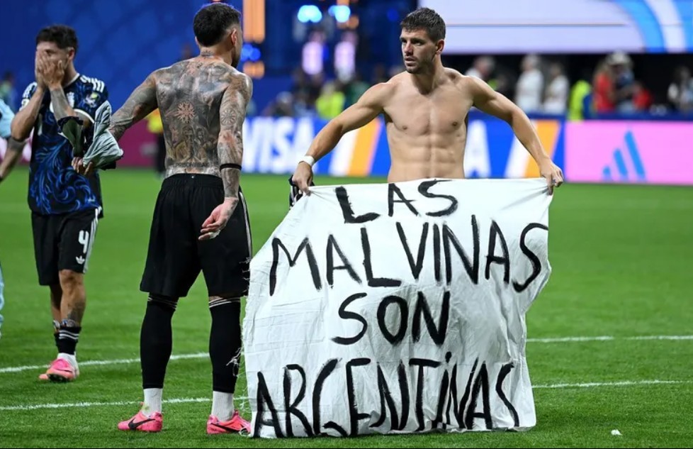 La Selecci&oacute;n Argentina despleg&oacute; su bandera: "Las Malvinas son argentinas"
