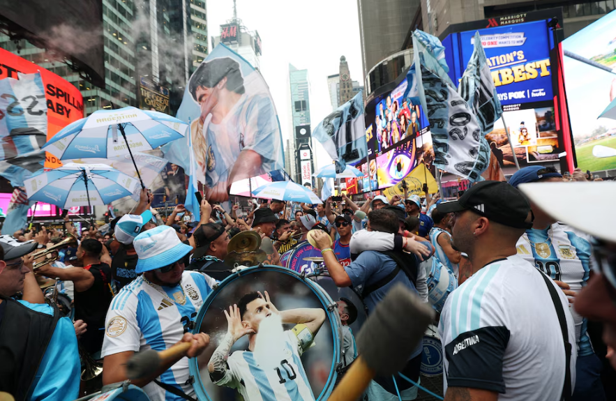 Con m&aacute;s de 10 mil hinchas argentinos se vive el multitudinario banderazo antes de la final del Mundial en Times Square 