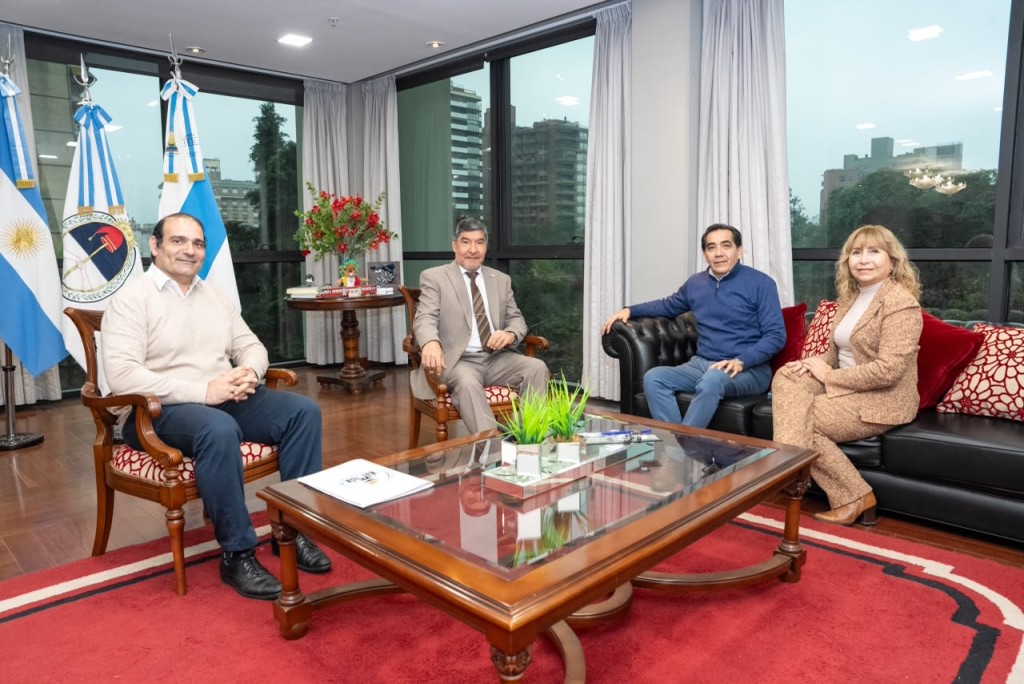 Acevedo recibi&oacute; a representantes de la Asociaci&oacute;n de Empleados Fiscales 