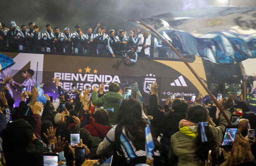 Una multitud recibi&oacute; a los jugadores de la Selecci&oacute;n Argentina como h&eacute;roes: "Gracias eternas"
