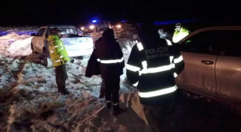 Santa Cruz: rescatan a dos personas tras permanecer m&aacute;s de 24 horas atrapadas en una camioneta a -22&ordm;