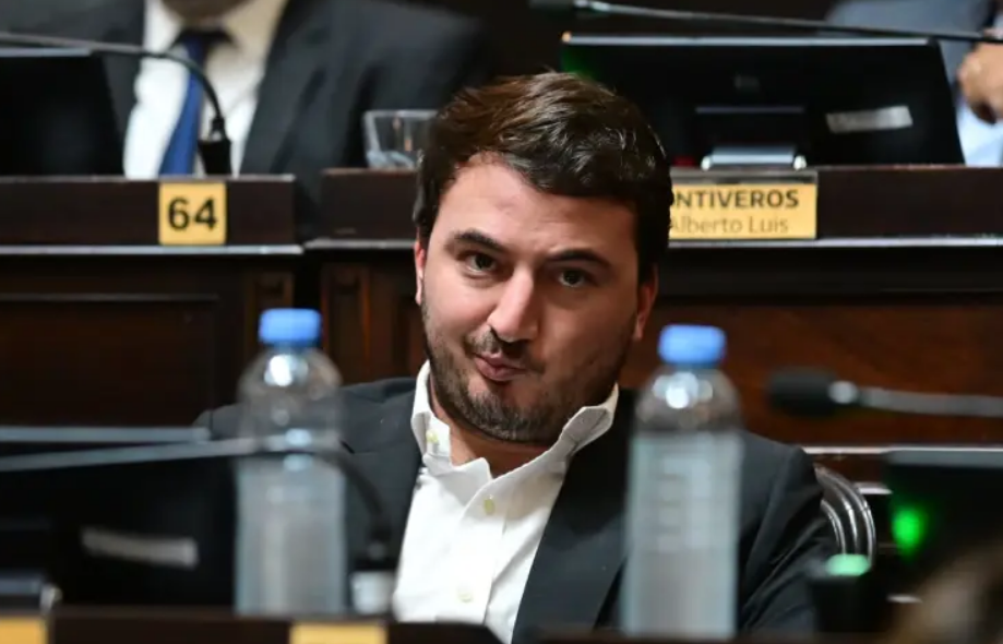 Agust&iacute;n Romo present&oacute; un proyecto de ley para cobrarle salud y educaci&oacute;n universitaria a los extranjeros