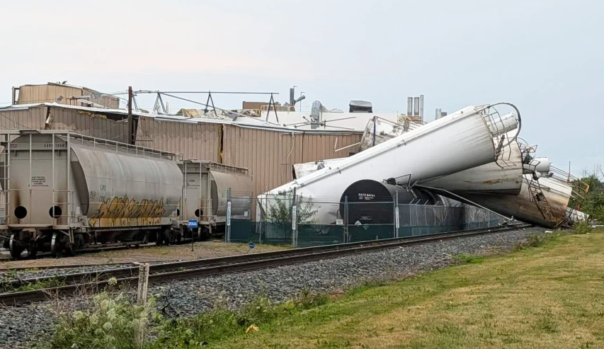 Un tornado da&ntilde;a viviendas y deja sin electricidad a miles en el noreste de Wisconsin