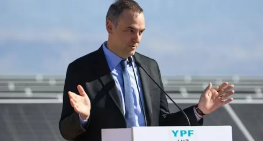 Manuel Adorni finalmente renunci&oacute; oficialmente a su puesto en el directorio de YPF