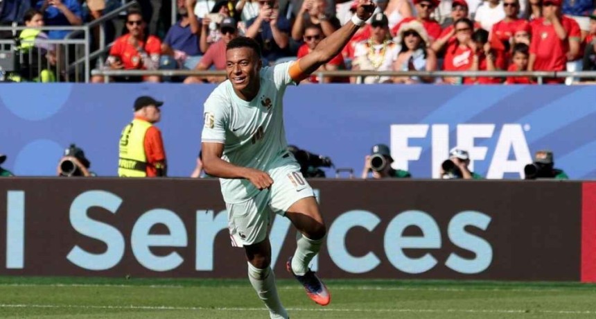 Francia se convirti&oacute; en el primer semifinalista al ganarle 2-0 a Marruecos