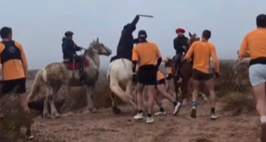 En plena competencia un grupo de jinetes atacaron a corredores con fusta y boleadoras