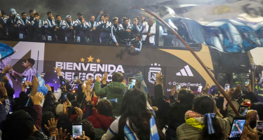 Una multitud recibi&oacute; a los jugadores de la Selecci&oacute;n Argentina como h&eacute;roes: 