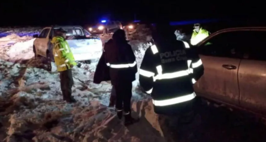 Santa Cruz: rescatan a dos personas tras permanecer m&aacute;s de 24 horas atrapadas en una camioneta a -22&ordm;