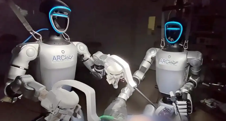 Robots humanoides operan por primera vez a un cerdo vivo 