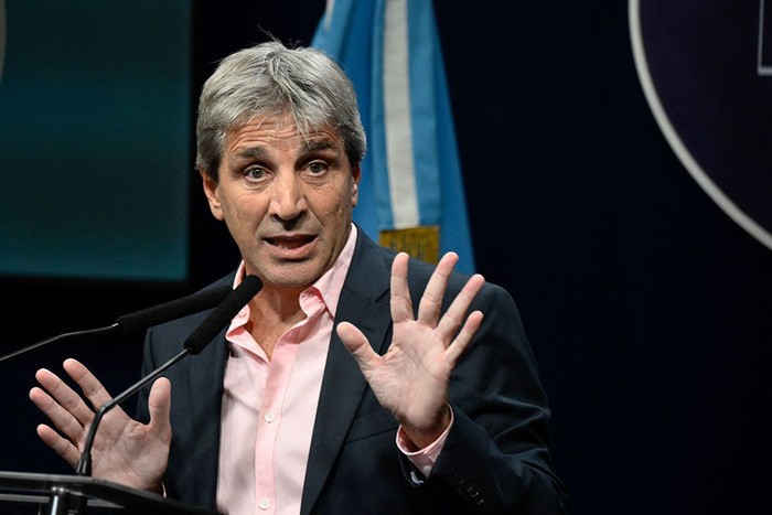 Luis Caputo: "No sé por qué se enojan con nosotros cuando sube el dólar"