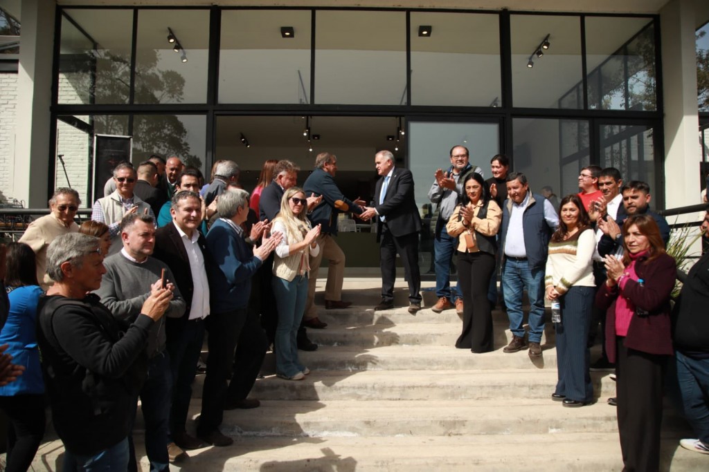 El gobernador Osvaldo Jaldo visitó la comuna de la Escaba donde fue recibido con entusiasmo por alumnos y docentes 