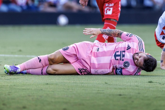 Lionel Messi se lesionó al comienzo del partido contra Necaxa